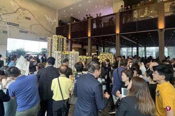 Crowded Showflat at The Reserve Residences 4 1